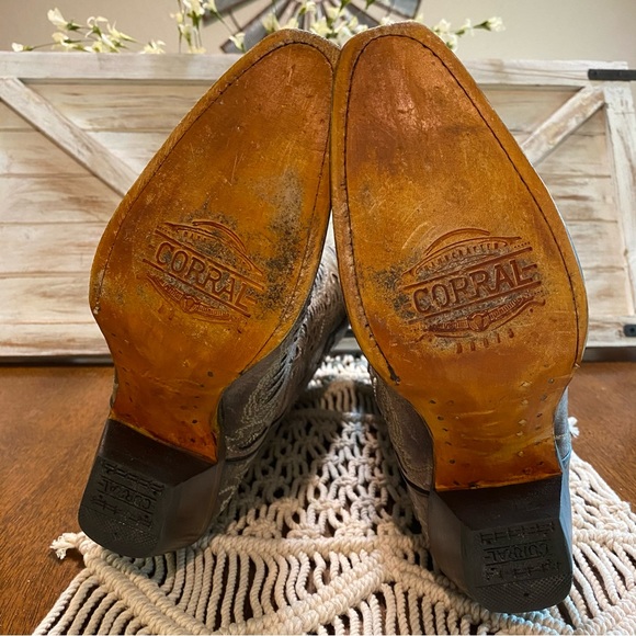 Taupe inlay Corral Boots - Picture 4 of 12